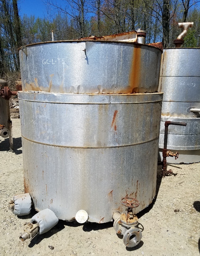 used 1000 Gallon Stainless Steel Tank with jacket.  Has bridge to mount mixer. Internal baffles. Approx 5'6